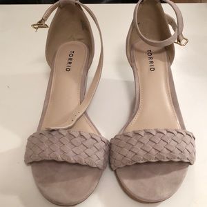 Bone sandals by Torrid with a braided toe strap 8W